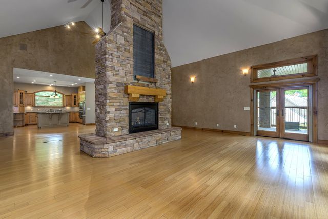 1418 E River Oaks Lane, Springfield, MO 65804