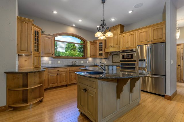 1418 E River Oaks Lane, Springfield, MO 65804