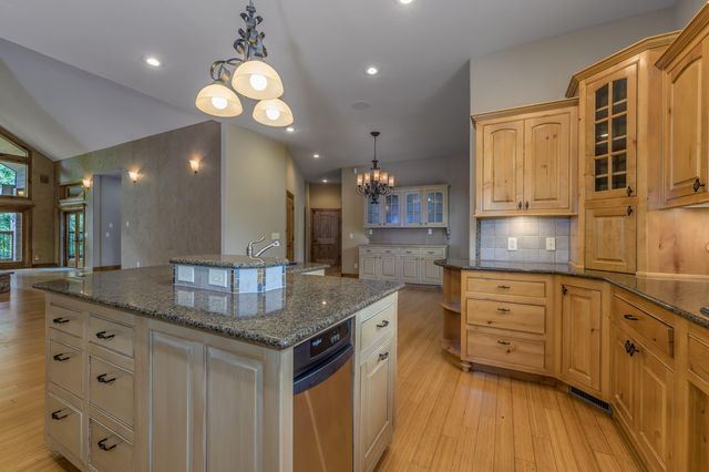 1418 E River Oaks Lane, Springfield, MO 65804