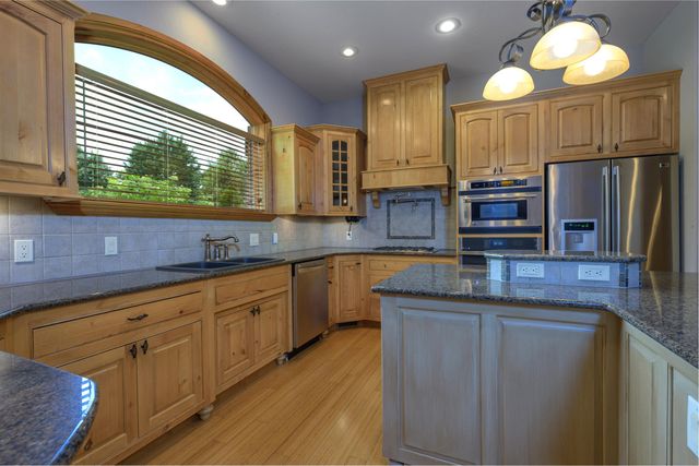 1418 E River Oaks Lane, Springfield, MO 65804