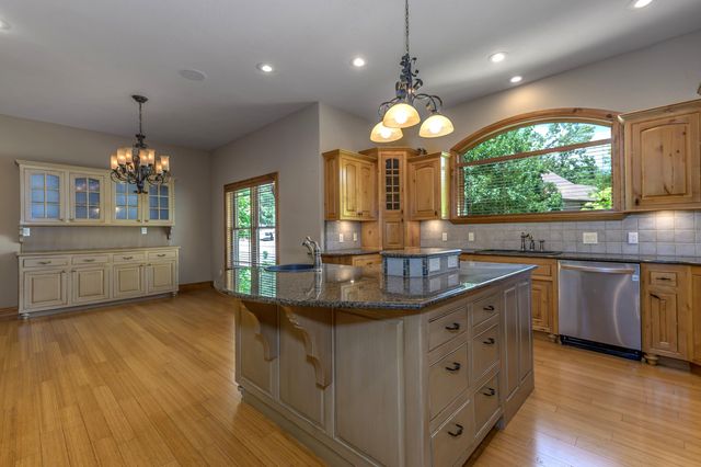 1418 E River Oaks Lane, Springfield, MO 65804