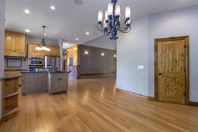 1418 E River Oaks Lane, Springfield, MO 65804