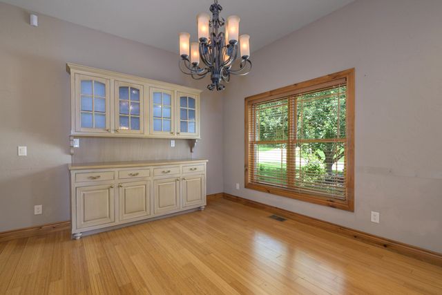 1418 E River Oaks Lane, Springfield, MO 65804