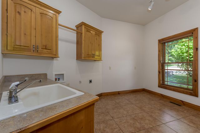 1418 E River Oaks Lane, Springfield, MO 65804