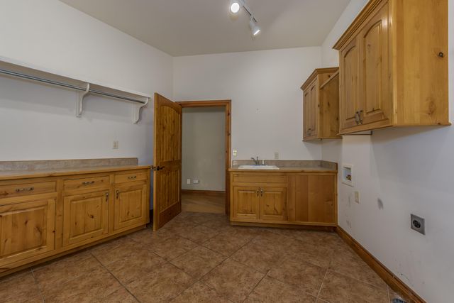 1418 E River Oaks Lane, Springfield, MO 65804