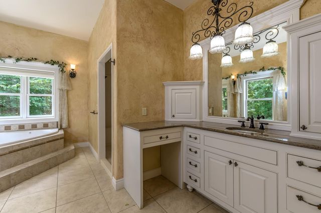1418 E River Oaks Lane, Springfield, MO 65804