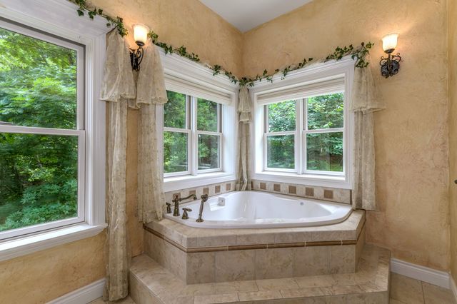 1418 E River Oaks Lane, Springfield, MO 65804