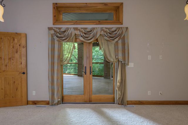 1418 E River Oaks Lane, Springfield, MO 65804