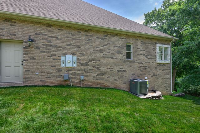 1418 E River Oaks Lane, Springfield, MO 65804