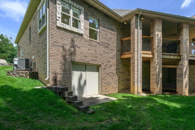 1418 E River Oaks Lane, Springfield, MO 65804