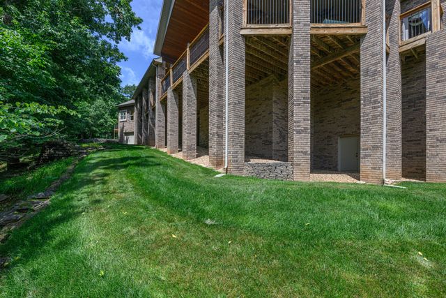1418 E River Oaks Lane, Springfield, MO 65804