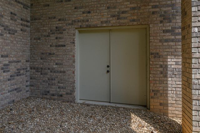 1418 E River Oaks Lane, Springfield, MO 65804
