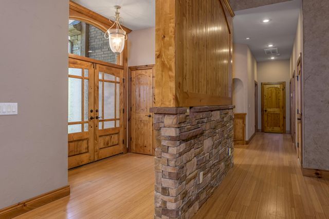 1418 E River Oaks Lane, Springfield, MO 65804