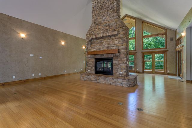 1418 E River Oaks Lane, Springfield, MO 65804