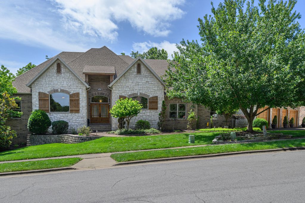 1418 E River Oaks Lane, Springfield, MO 65804