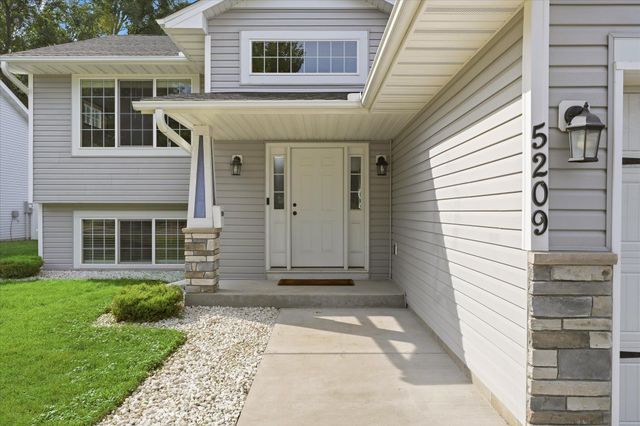 5209 49th Avenue N, Crystal, MN 55429