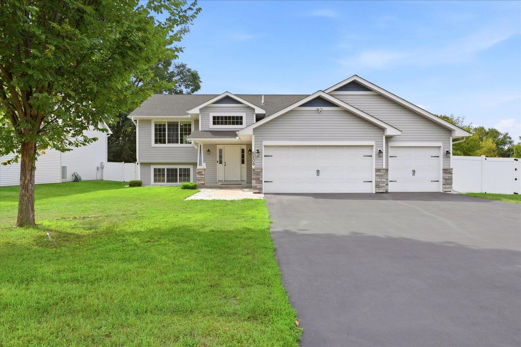 5209 49th Avenue N, Crystal, MN 55429