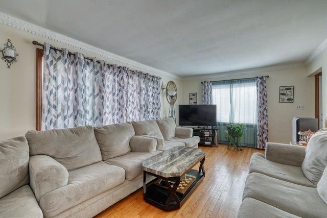 3200 N 77th STREET, Milwaukee, WI 53222