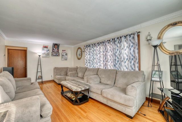 3200 N 77th STREET, Milwaukee, WI 53222