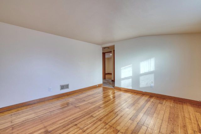 3200 N 77th STREET, Milwaukee, WI 53222