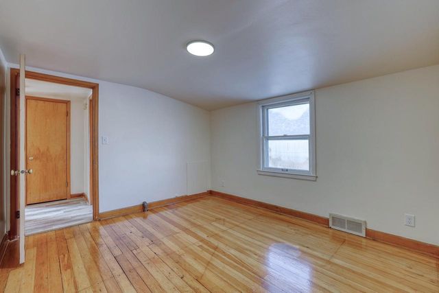 3200 N 77th STREET, Milwaukee, WI 53222