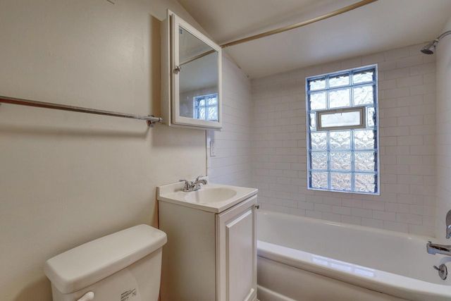 3200 N 77th STREET, Milwaukee, WI 53222