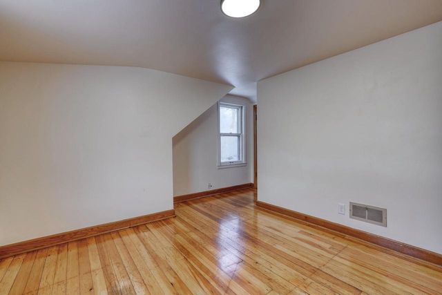 3200 N 77th STREET, Milwaukee, WI 53222