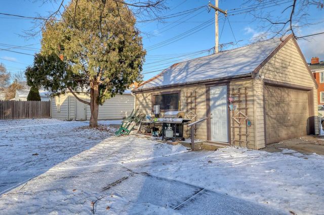 3200 N 77th STREET, Milwaukee, WI 53222