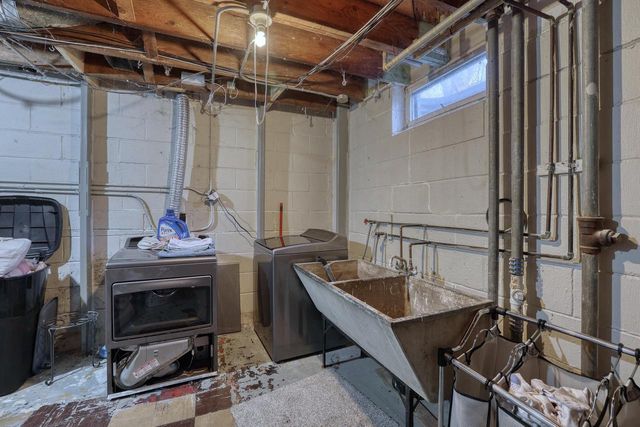 3200 N 77th STREET, Milwaukee, WI 53222