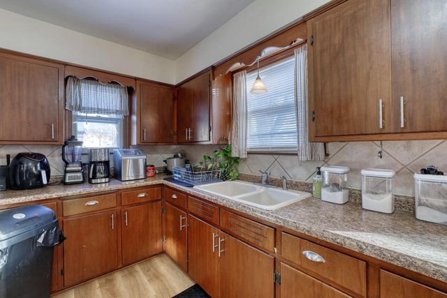 3200 N 77th STREET, Milwaukee, WI 53222