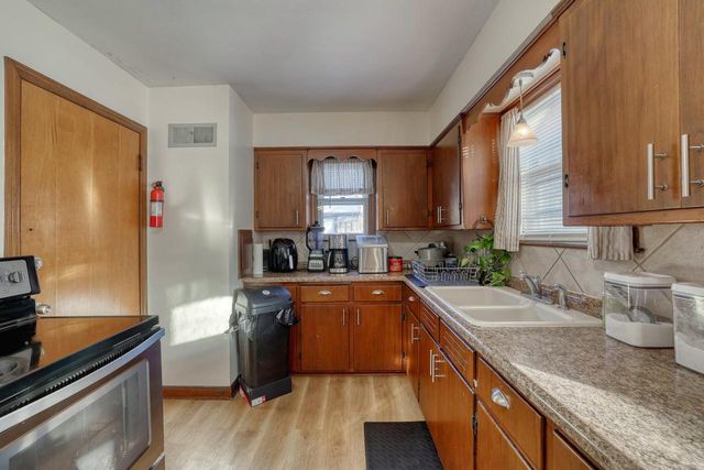 3200 N 77th STREET, Milwaukee, WI 53222