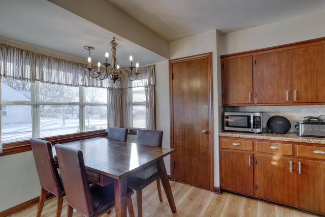 3200 N 77th STREET, Milwaukee, WI 53222