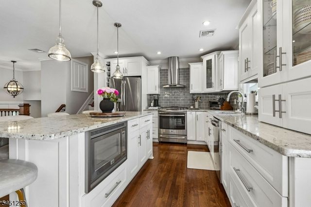 40 Oleander Way, Clark Twp., NJ 07066