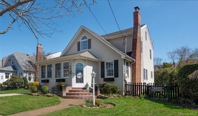 81 Chestnut Avenue, Floral Park, NY 11001