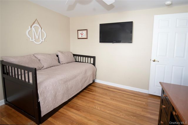 81 Chestnut Avenue, Floral Park, NY 11001