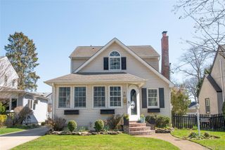 81 Chestnut Avenue, Floral Park, NY 11001