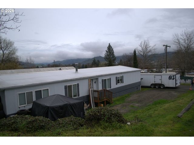 200 EMILS Way 45, Roseburg, OR 97471
