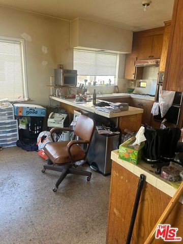 1329 S Hoover Street, Los Angeles, CA 90006