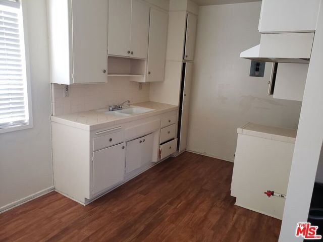 1329 S Hoover Street, Los Angeles, CA 90006
