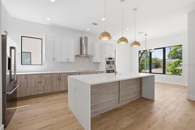 1943 SHORE ACRES BOULEVARD NE, St Petersburg, FL 33703