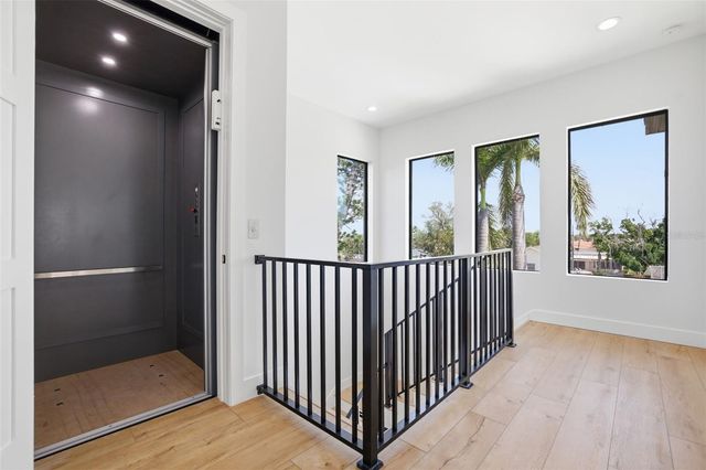 1943 SHORE ACRES BOULEVARD NE, St Petersburg, FL 33703