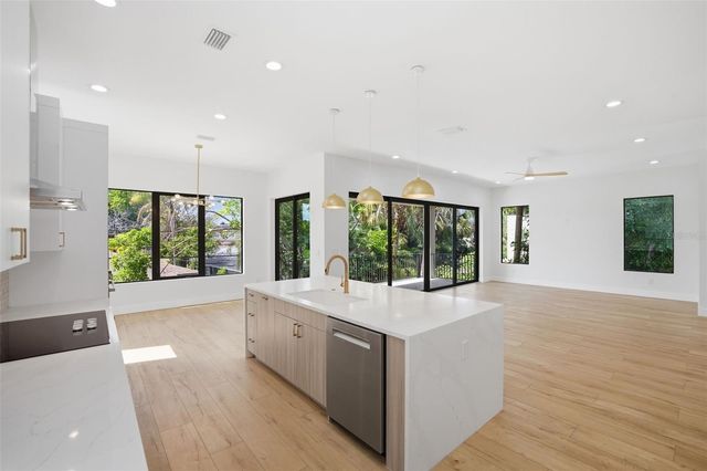 1943 SHORE ACRES BOULEVARD NE, St Petersburg, FL 33703