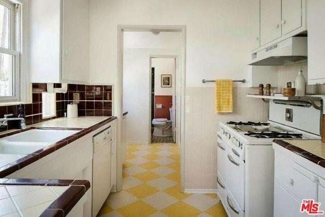 13024 Magnolia Boulevard, Los Angeles, CA 91423
