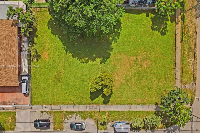 2397 NW 34th St, Miami, FL 33142