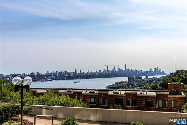 200 Old Palisade Road TH5, Fort Lee, NJ 07024