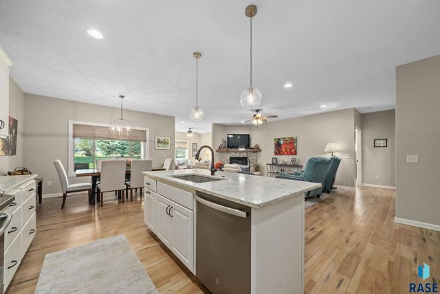 5425 S Salvation Pl Place, Sioux Falls, SD 57108