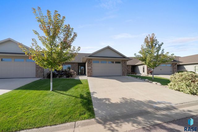 5425 S Salvation Pl Place, Sioux Falls, SD 57108