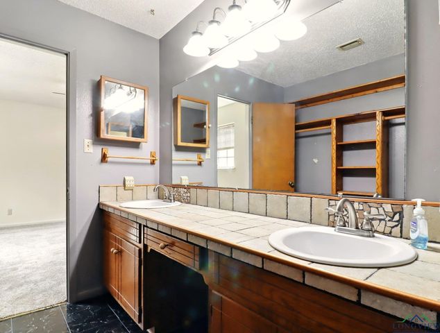 111 Bison Trl, Longview, TX 75605