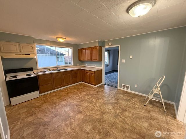 1132 Fowler Street, Raymond, WA 98577