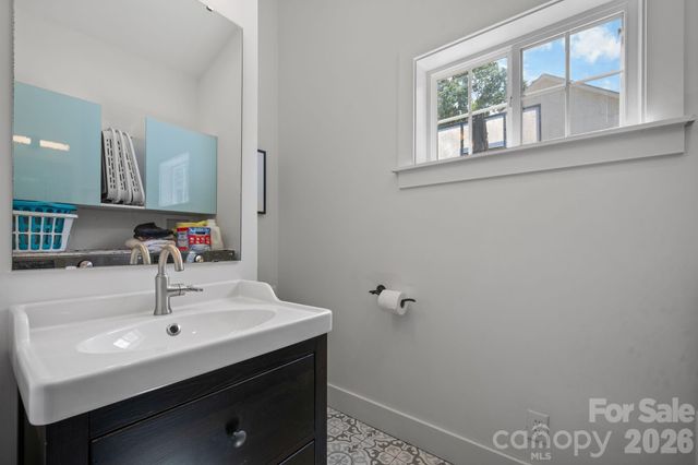 3813 54TH Avenue NE, Hickory, NC 28601